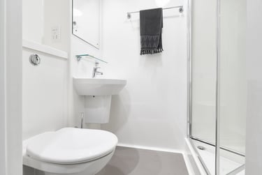 Silver En Suite at Dun Holm House, Unit 8, The Riverwalk, City Centre, Durham, DH14SL - Image 4